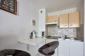 Fridge, microwave, oven, coffee/tea maker