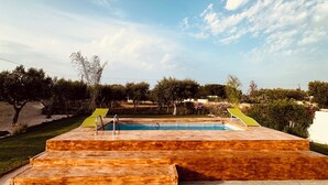 A swimming pool with wooden steps and a clear blue sky. - VILLA Indipendente con Piscina privata e accesso al mare. (Puglia)