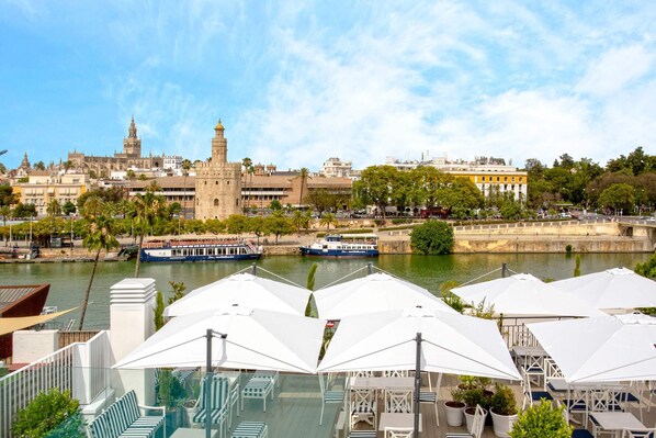 Outdoor dining - Exclusive apartment near Torre del Oro. Betis XXVII (Seville)