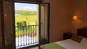 3 slaapkamers, een strijkplank/strijkijzer, gratis wifi, beddengoed