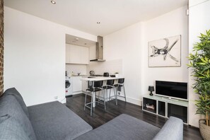 Apartment (1 Bedroom) | Wohnbereich