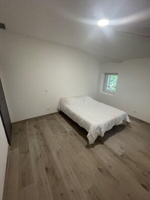 2 bedrooms, bed sheets - Appartement en Provence (Jonquières)