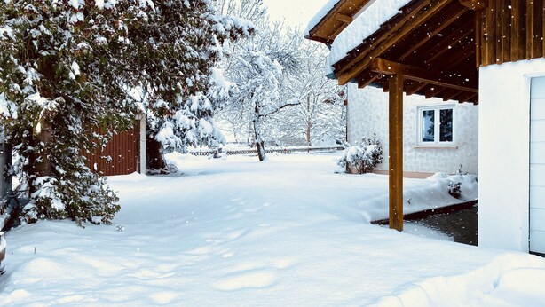 A snow-covered landscape with a wooden building, a fenced yard, and a snow-covered tree. - 87452 Altusried district Frauenzell, near Center Parcs Leutkirch im Allgäu (Altusried)