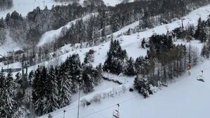 A snowy mountain landscape with a ski lift and trees. - 7 Couchages + Bébé, sur les Pistes + Parking (Besse-et-Saint-Anastaise)