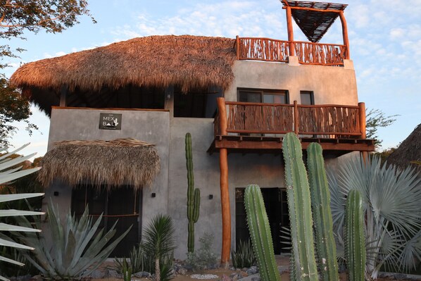 Vista frontal de la propiedad