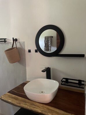 Premium Apartment | Bathroom | Shower, rainfall showerhead, towels - Suite Mexi Casa Mexibali Troncones (Troncones)