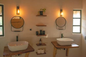 Deluxe-Apartment | Badezimmer | Dusche, Regendusche, Handtücher