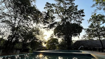 Una piscina al aire libre