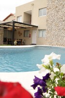 Una piscina al aire libre de temporada