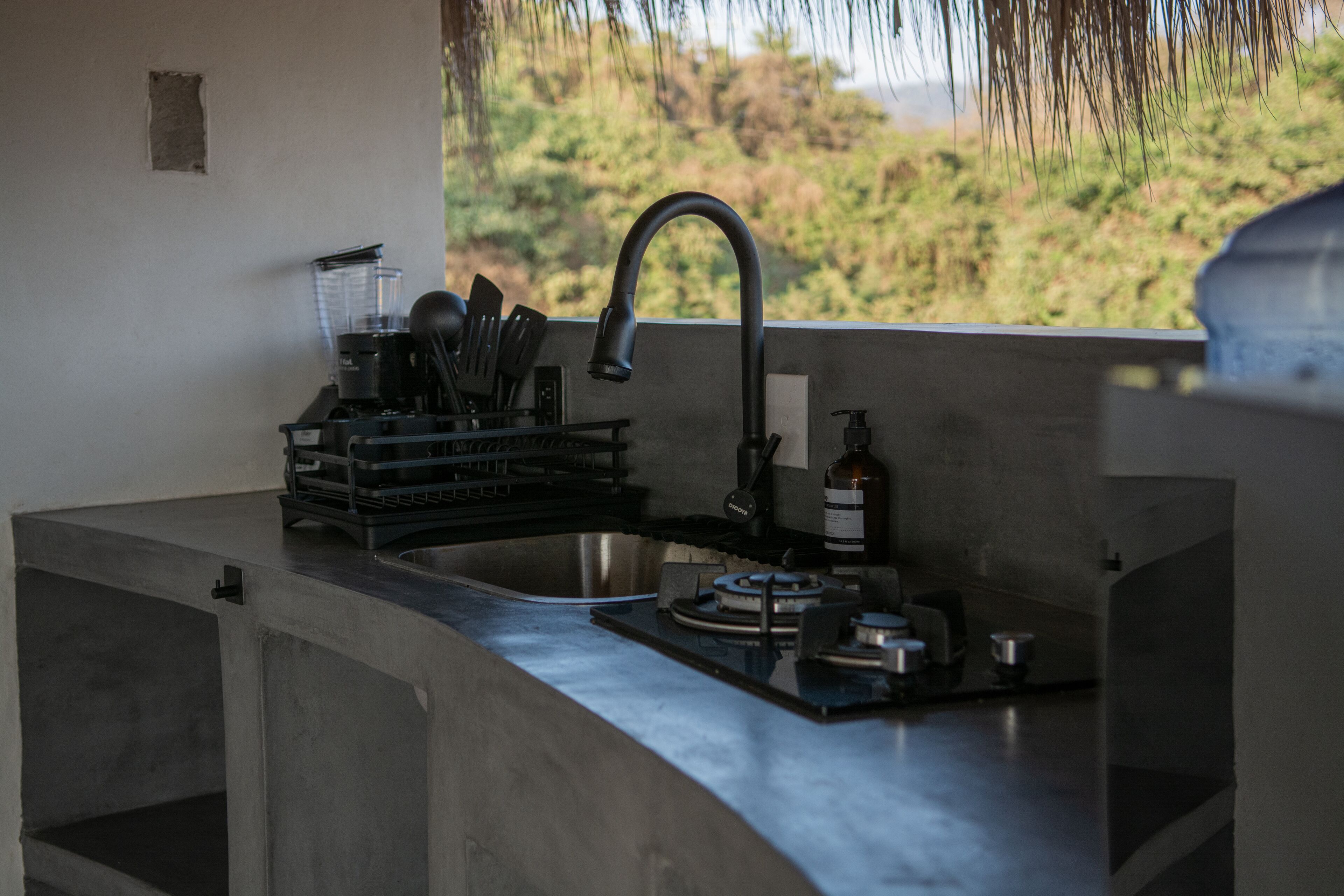 Departamento Deluxe | Cocina privada | Refrigerador, tostadora, batidora y utensilios de cocina 