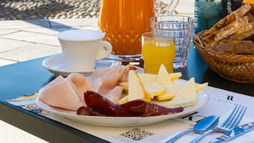 Café da manhã com buffet grátis todos os dias