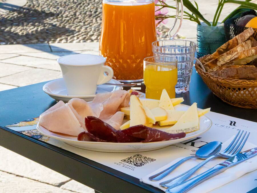 Café da manhã com buffet grátis todos os dias