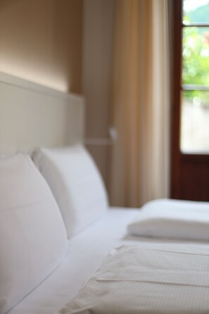 Desk, cots/infant beds, free WiFi, bed sheets - LVG Hotel Collection - Il Portico (Cannobio)