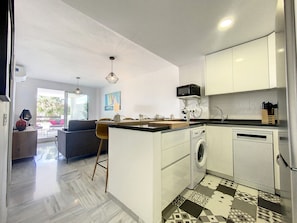 Kühlschrank, Mikrowelle, Ofen, Geschirrspüler