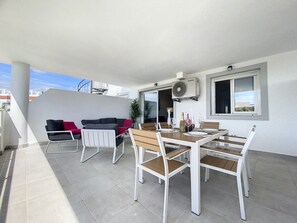 屋外ダイニングエリア