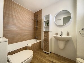 浴槽、ヘアドライヤー、タオル