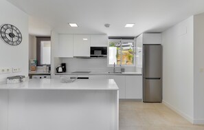 Frigorífico, microondas, horno y lavavajillas