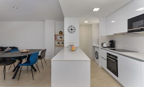 Kühlschrank, Mikrowelle, Ofen, Geschirrspüler
