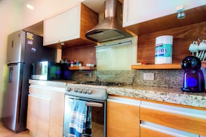 Refrigerador, microondas, placa de cocina, lavavajillas