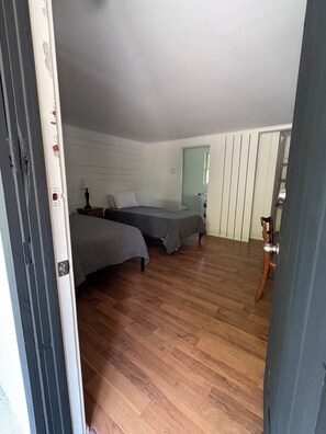 1 bedroom, WiFi, bed sheets - Saratoga Garden Motel - Room 5 (Saratoga Springs)