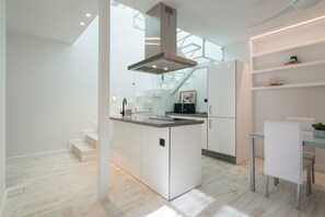 Jääkaappi, mikroaaltouuni, liesi, astianpesukone