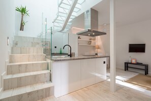 Jääkaappi, mikroaaltouuni, liesi, astianpesukone