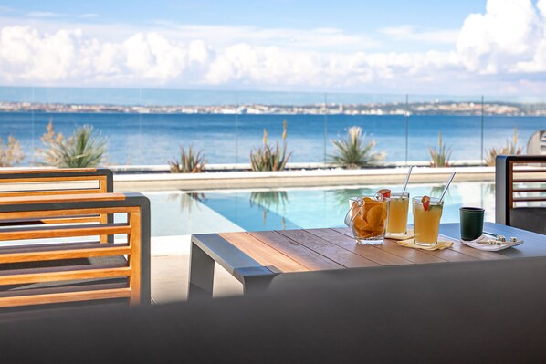 تناول الطعام بالخارج