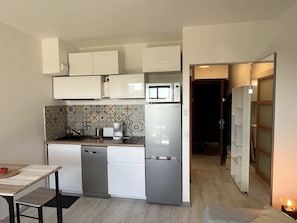 Geladeira, micro-ondas, fogão, cooktop