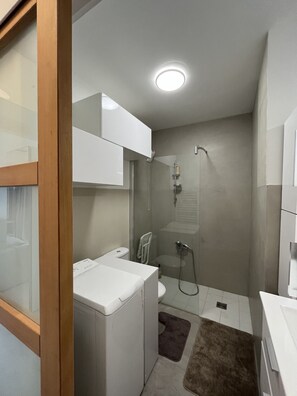 Shower, hair dryer, towels, soap - Studio Avec Terrasse, à Vence (Vence)