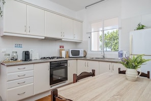 Fridge, microwave, oven, coffee/tea maker