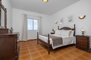 2 bedrooms, iron/ironing board, travel cot, free WiFi