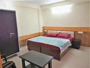 1 habitación, tabla de planchar con plancha y ropa de cama