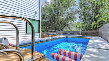 Alberca al aire libre y alberca climatizada