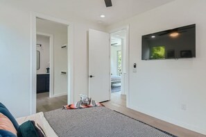 7 habitaciones, escritorio y tabla de planchar con plancha 