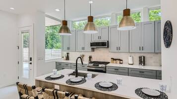 Refrigerador, microondas, horno y parrilla de estufa