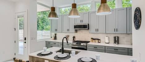 Refrigerador, microondas, horno, placa de cocina