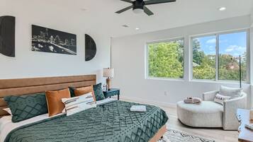 7 habitaciones, escritorio y tabla de planchar con plancha