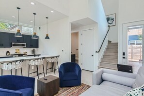 Smart-TV, Videospiele, Tischfußball, Tischtennisplatte