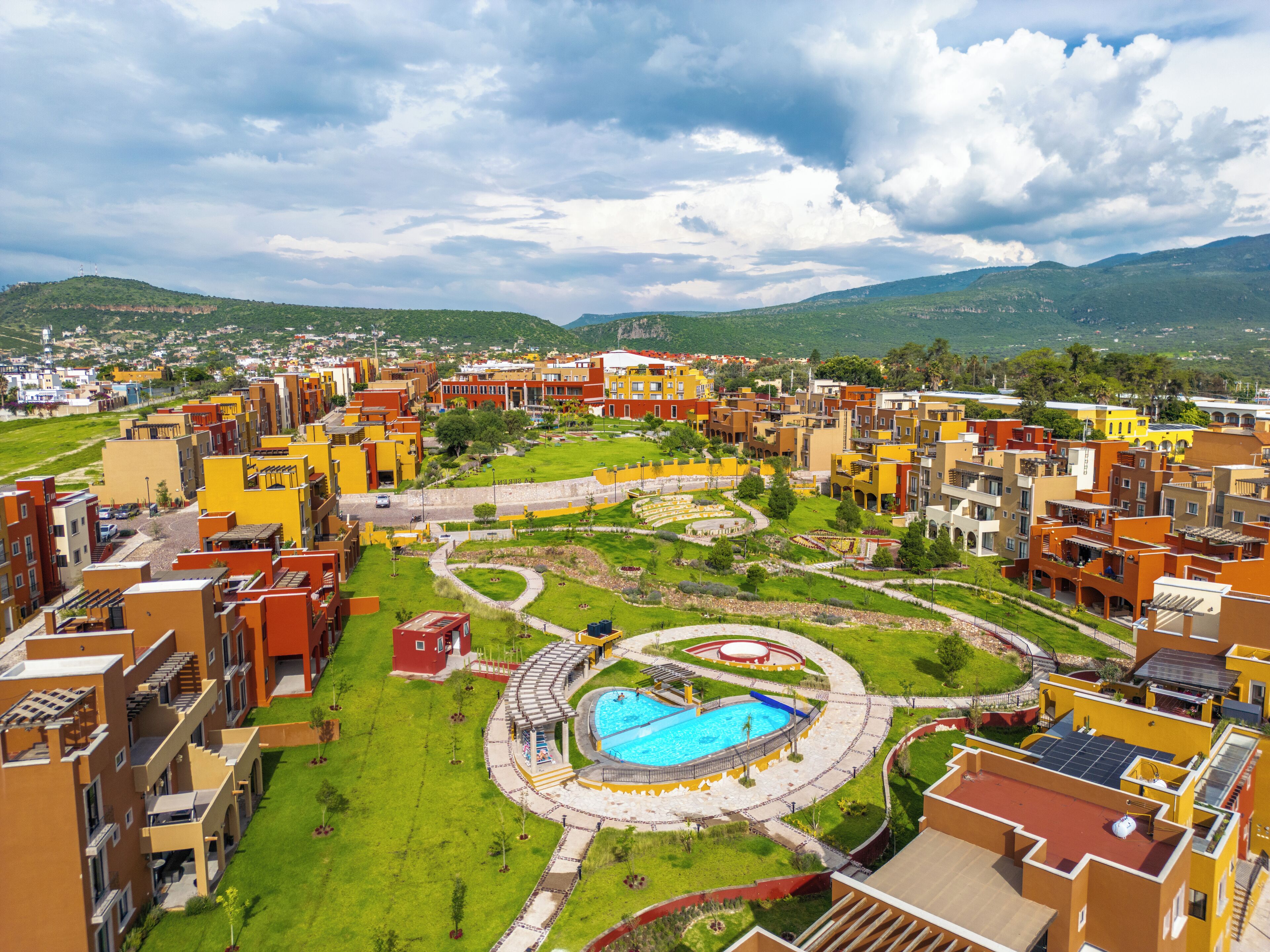 Una piscina al aire libre