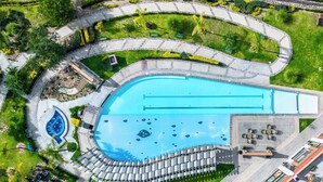 An aerial view of a resort with a large swimming pool, a covered seating area, and landscaped gardens. - Krystal Grand Residences San Miguel de Allende (San Miguel de Allende)