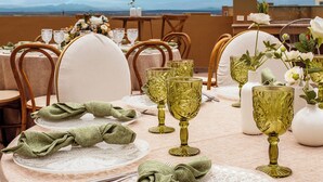 A table set for a meal with a view of the mountains in the background. - Krystal Grand Residences San Miguel de Allende (San Miguel de Allende)
