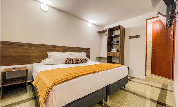 Kamar Double Standar | Tirai kedap cahaya, setrika/meja setrika, Wi-Fi gratis, dan seprai linen