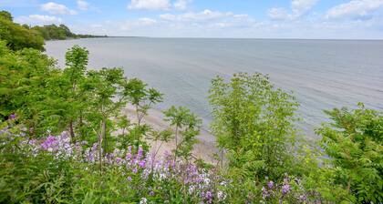 Lakeside Bliss With Breathtaking View: Villa With Direct Access To The Lake.