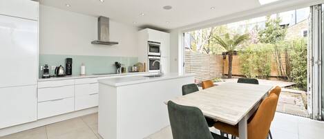 ثلاجة، ميكروويف، فرن، موقد طهي مسطح