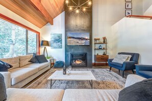 TV, fireplace