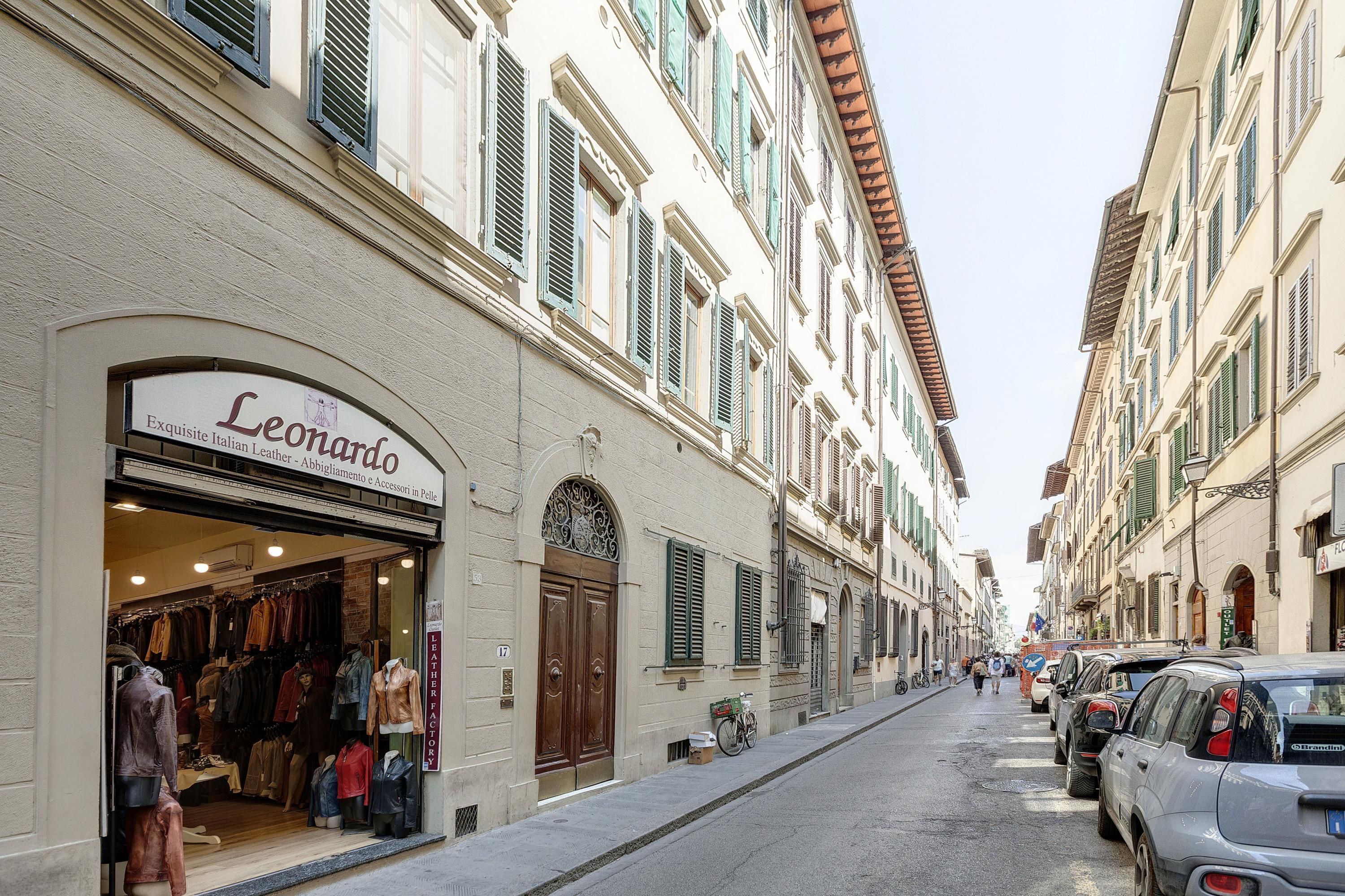 Une rue où se trouve une boutique appelée « Leonardo », qui expose des vêtements.