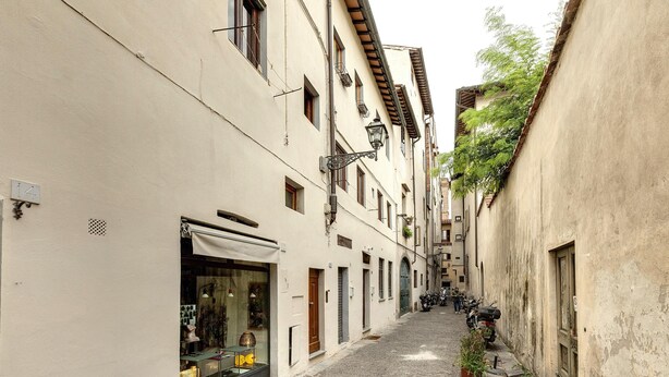 A narrow cobblestone street flanked by buildings with balconies and awnings. - Sapiti 2 G in Firenze (Florence)