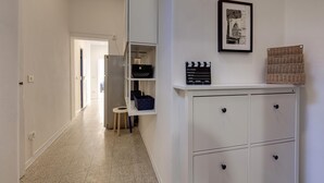 A hallway with a white wardrobe, a framed picture, and a clapperboard on a shelf. - Greci 16 III in Firenze (Florence)