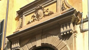 An ornate building entrance with a green door and a 'passo carrabile' sign. - Mezzo 46 in Firenze With 2 Bedrooms and 2 Bathrooms (Florence)