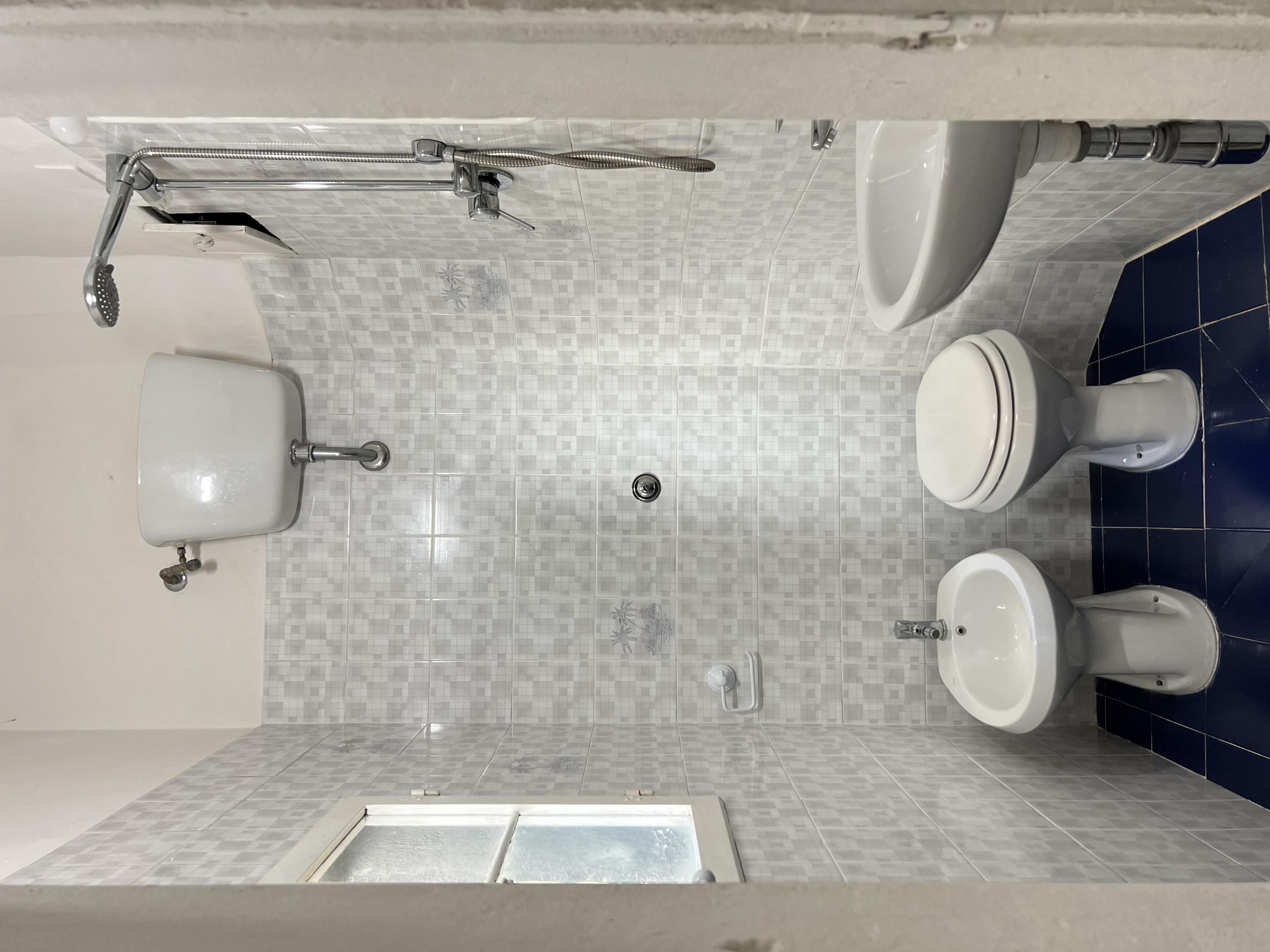 Ein Badezimmer mit Toilette, Bidet und Waschbecken.